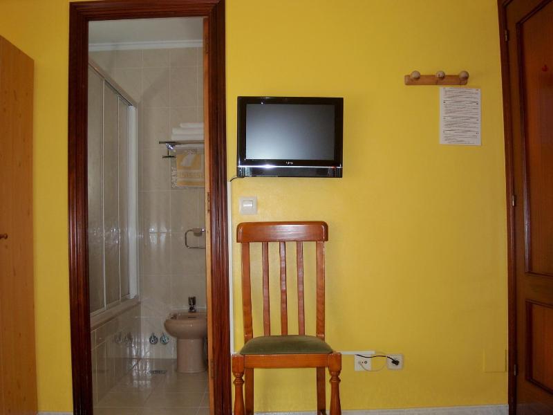 Twin Room with Bath image 4