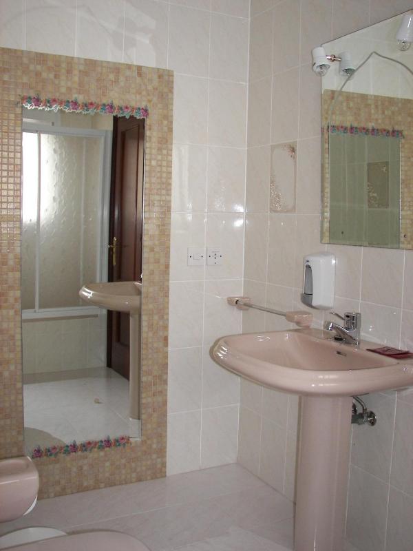 Twin Room with Bath image 2