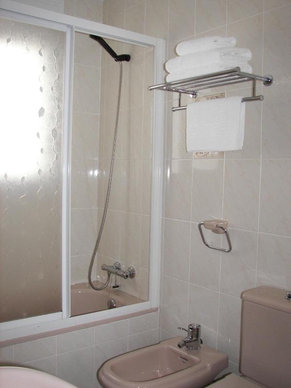 Twin Room with Bath image 3