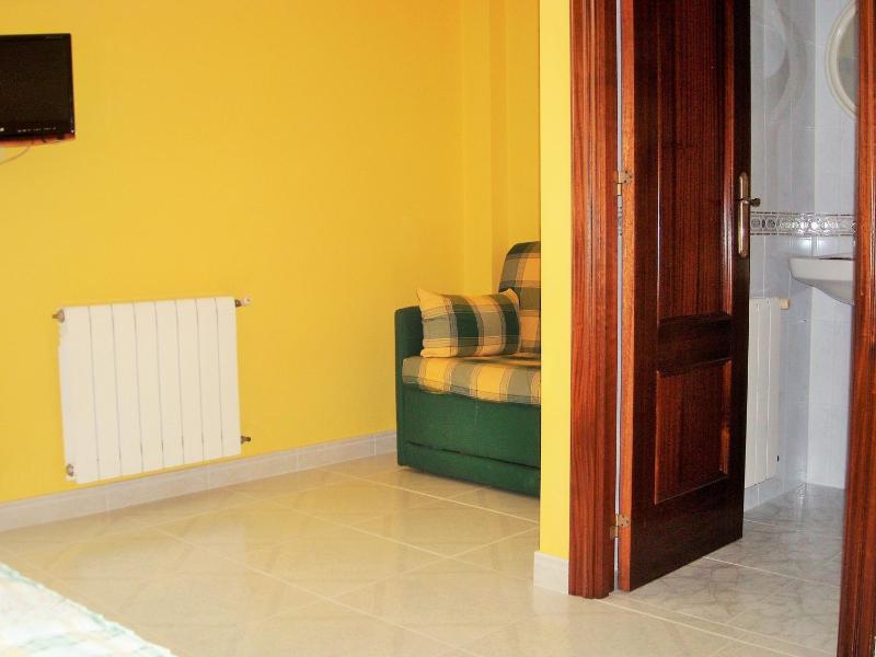 Twin Room with Extra Bed image 4
