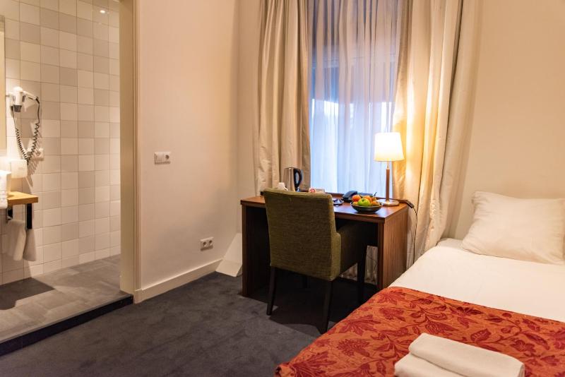 Single Room image 4