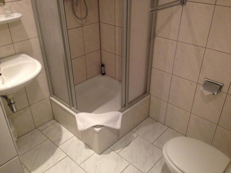 Large Double or Twin Room image 3