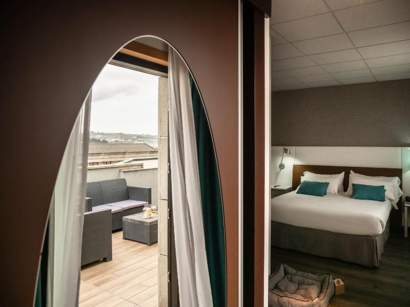 Superior Double Room with Balcony image 1
