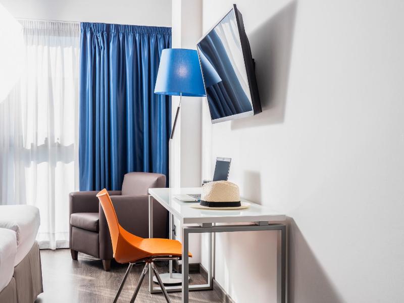 Standard Twin Room image 4