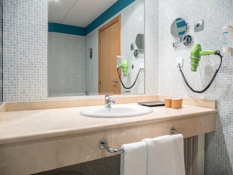 Standard Twin Room image 3