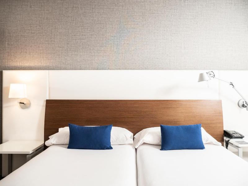 Standard Twin Room image 2