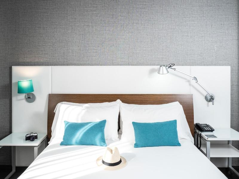 Superior Double Room with Balcony image 3