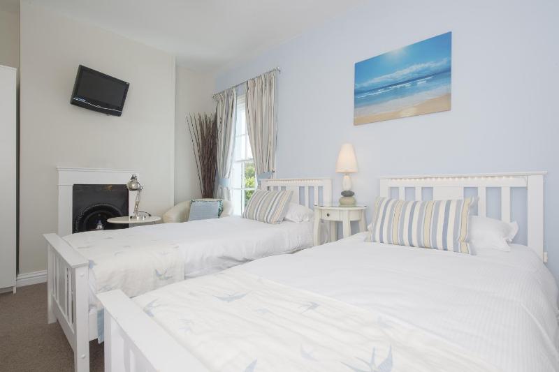 Standard Twin Room image 3
