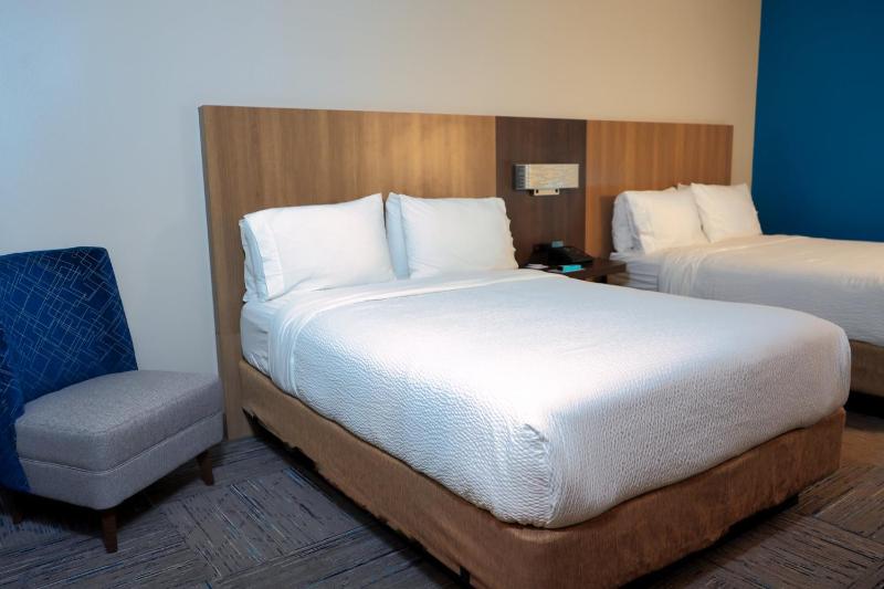 Standard Queen Room with Two Queen Beds image 3