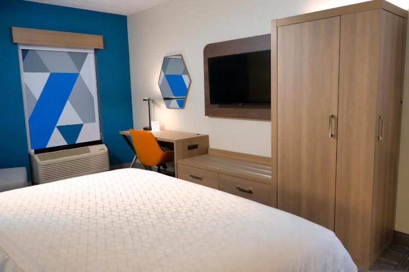 Standard King Room image 2