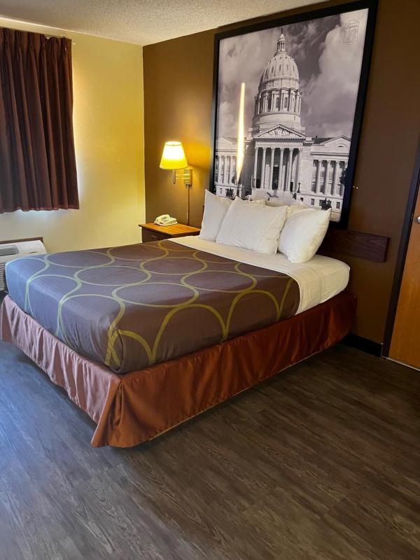 Queen Room - Mobility Access/Non-Smoking image 2