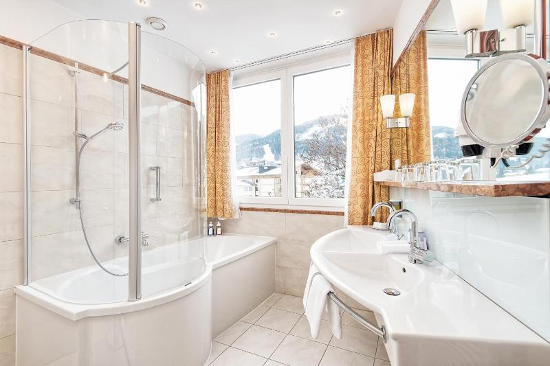 Double Room with Balcony image 2