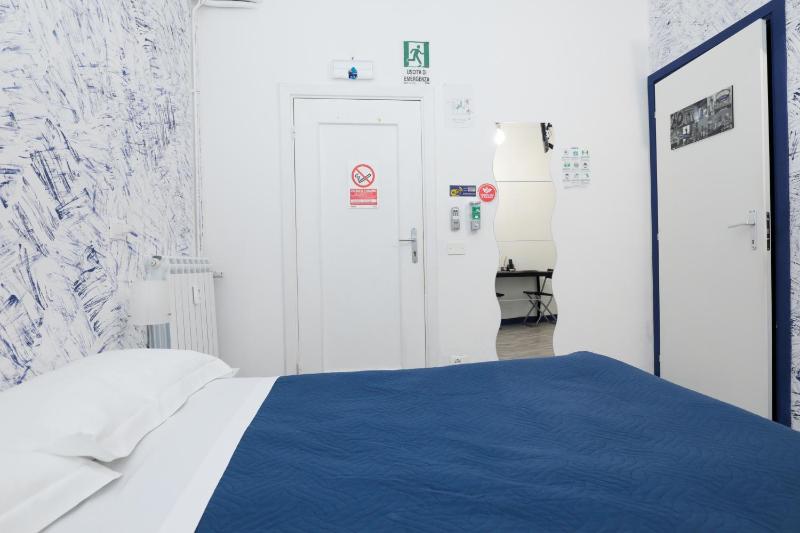 Double Room image 3