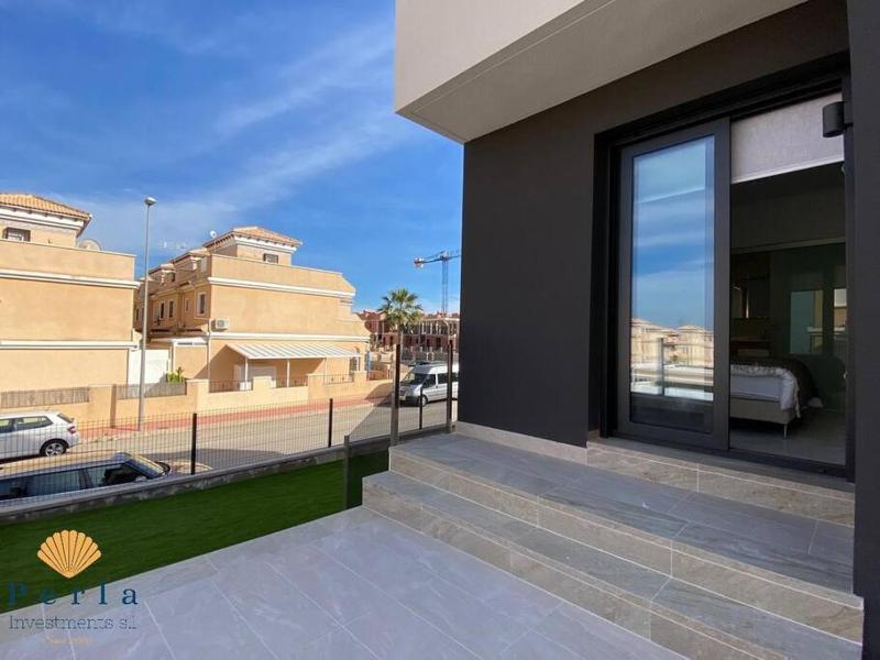 Beautiful new south facing bungalow with large terrace - image 18