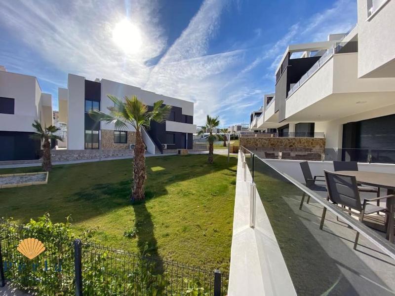 Beautiful new south facing bungalow with large terrace - image 10