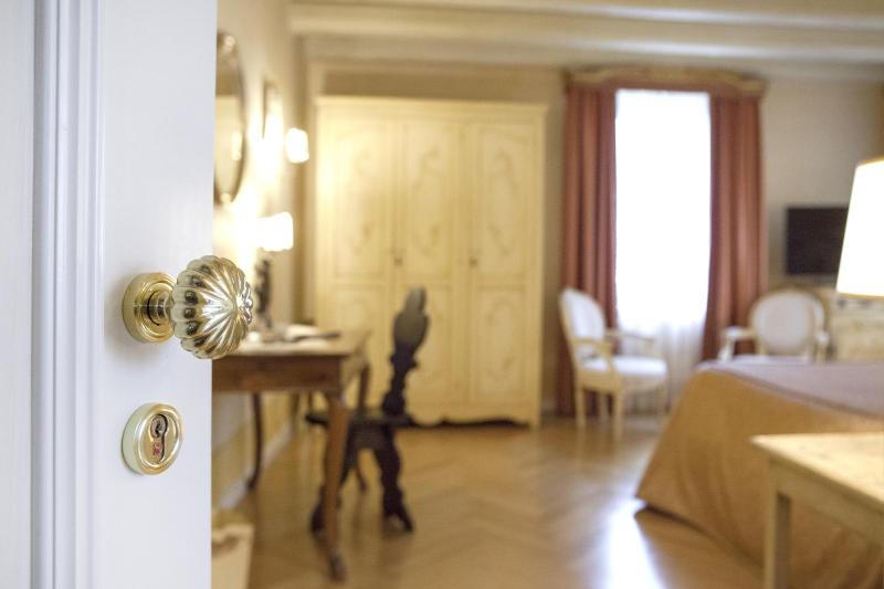 Deluxe Double Room image 3