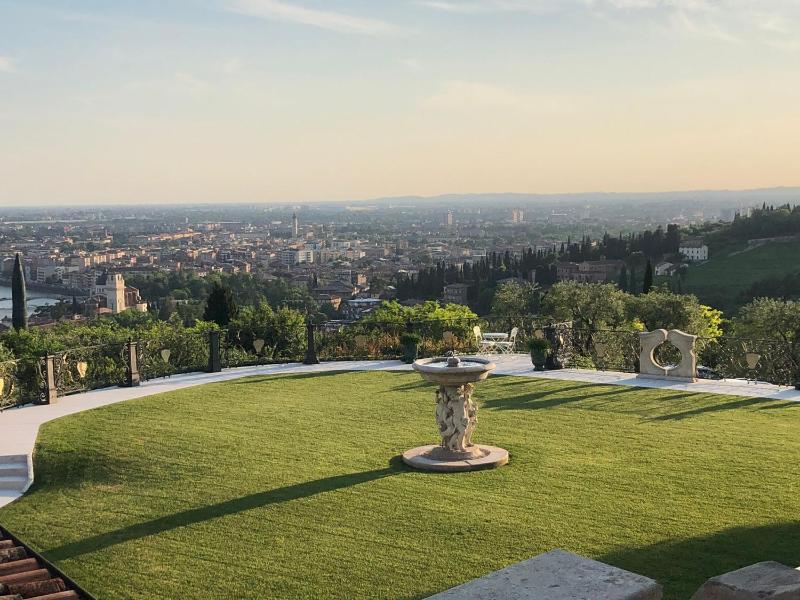 Luxury Suite with Terrace image 2