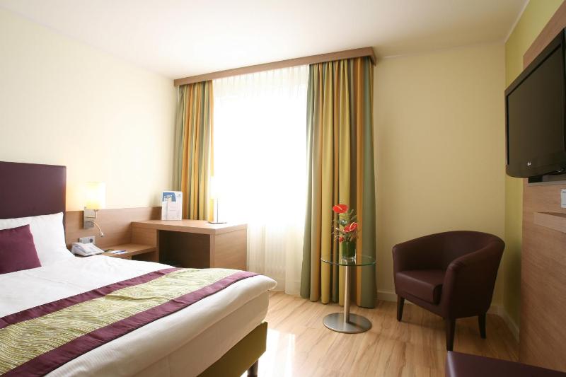 Classic Single Room image 4