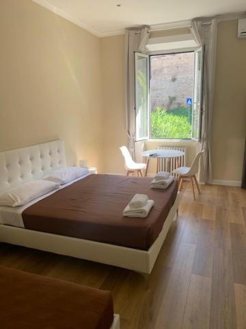 Large Double Room image 4