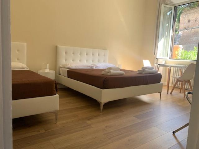 Large Double Room image 3