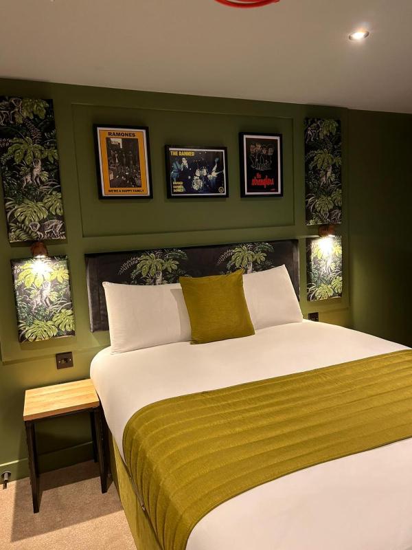 Large Double Room image 4