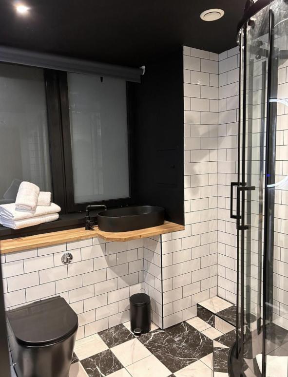 Large Double Room image 3