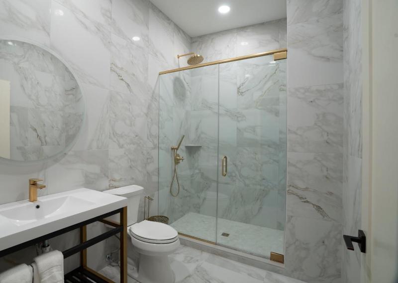 Standard King Room image 4