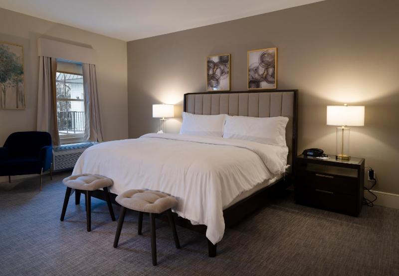 Standard King Room image 3