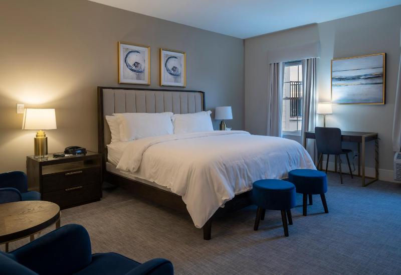 Standard King Room image 2