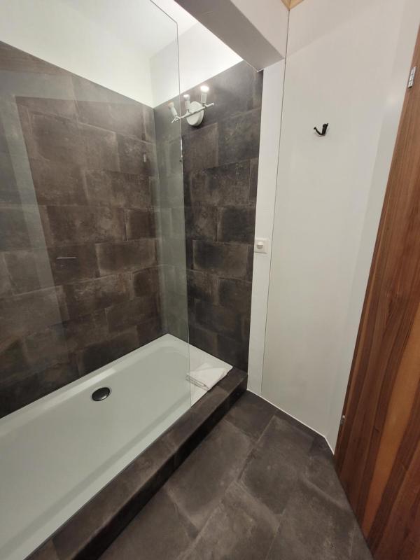 Single Room with Shared Bathroom image 3