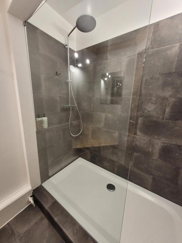 Single Room with Shared Bathroom image 2
