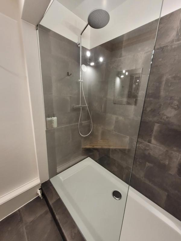 Single Room with Shared Bathroom image 4