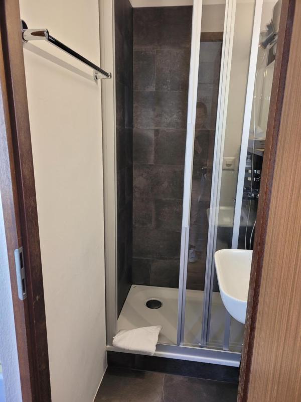Single Room with Shared Toilet image 2