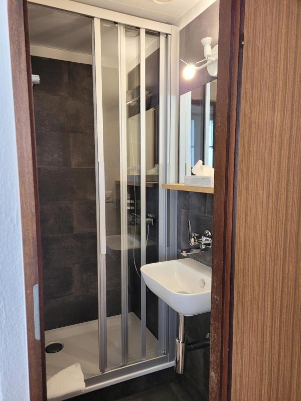 Single Room with Shared Toilet image 3