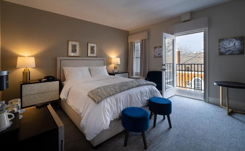 Queen Room with Balcony image 3