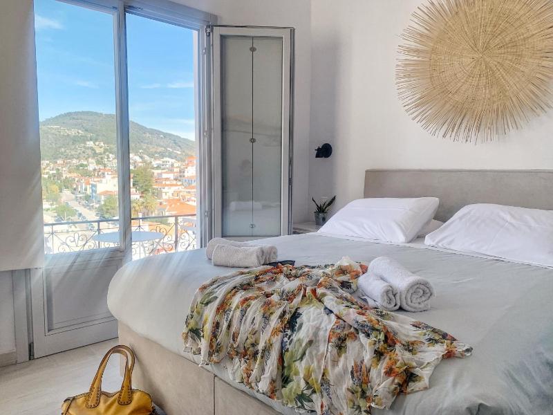 Double Room with Balcony and Sea View image 1