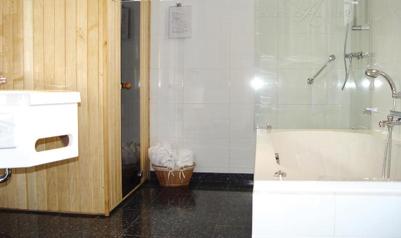 One-Bedroom Suite image 4