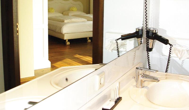 One-Bedroom Suite image 3