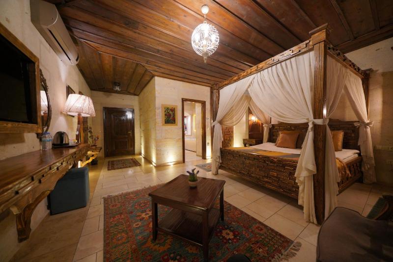 Honeymoon Suite image 2
