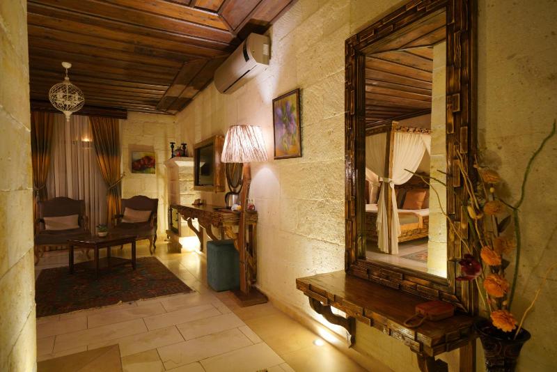 Honeymoon Suite image 3