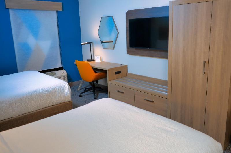 Standard Queen Room with Two Queen Beds image 3