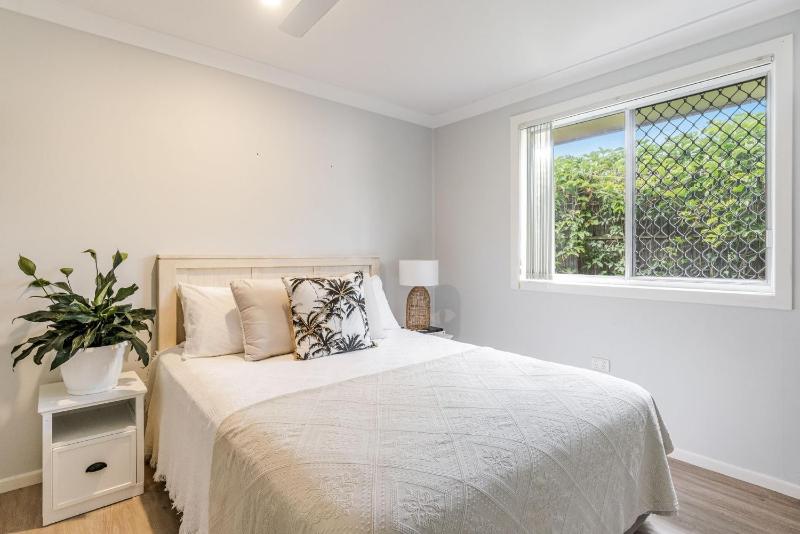 Seashells - Dog-Friendly Beach House Steps from Pippi Beach - Holiday Yamba - image 9