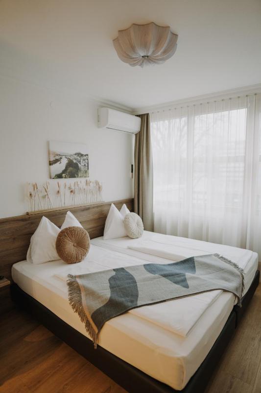 Double Room with Garden View image 1