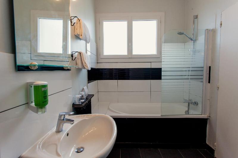 Double Room image 4
