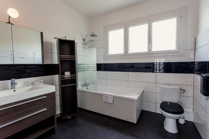 Deluxe Room image 3