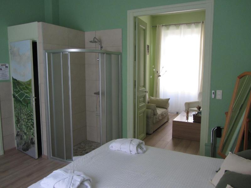 Champagne Double Room image 3