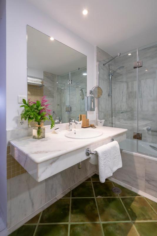 Basic Double Room (3 Adults) image 1