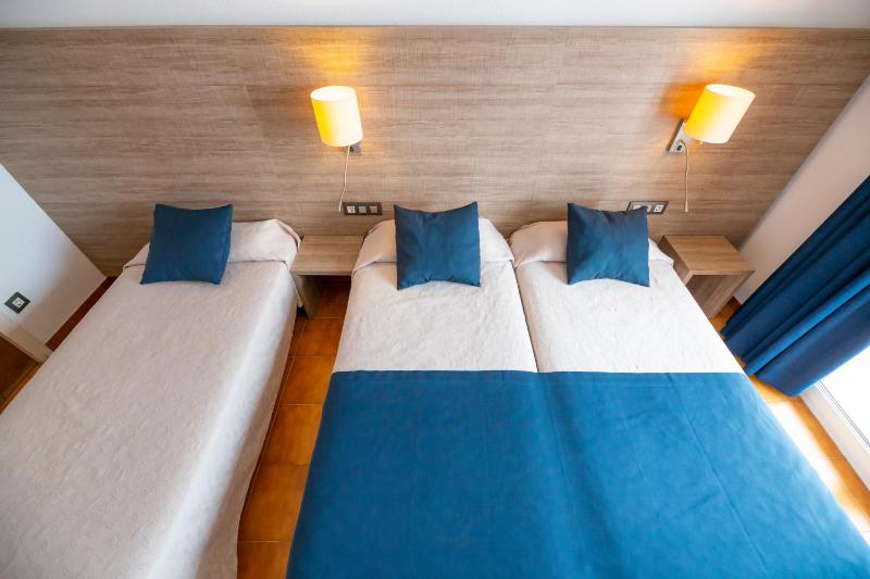 Triple Room with Sea View image 2
