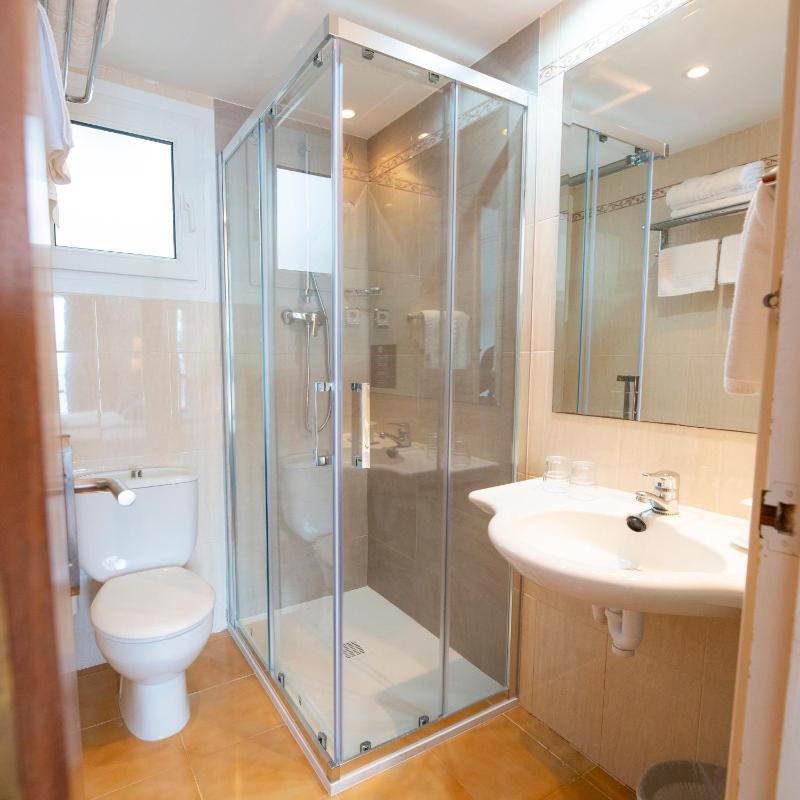 Triple Room with Sea View image 3