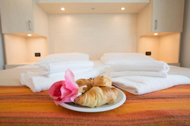 Double Room with Balcony image 3